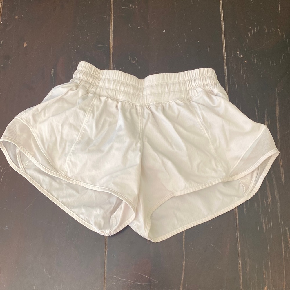 Lululemon White Hotty Hot Short 2.5